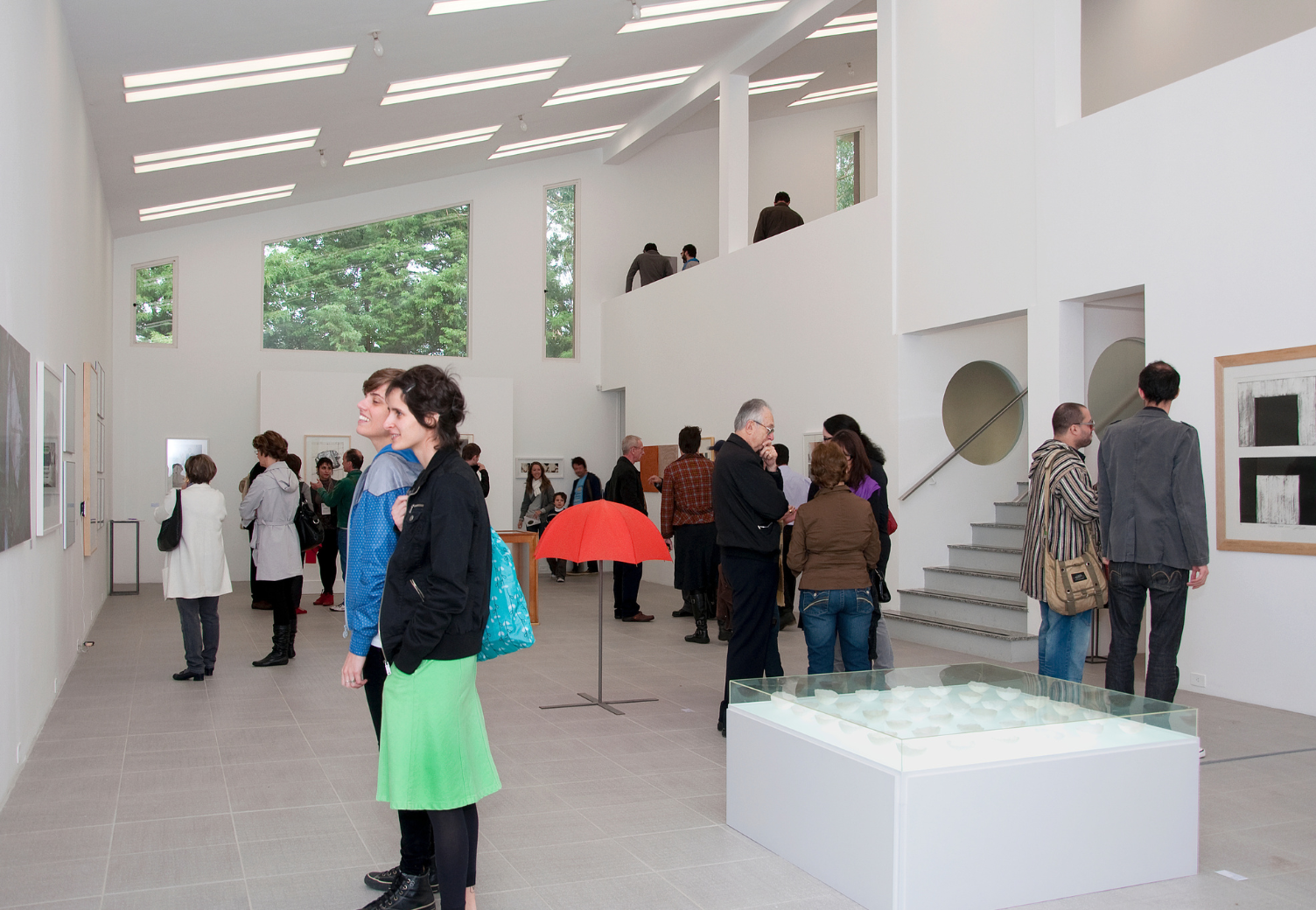 2010 – Inauguração da Sala dos Pomares, em Viamão, com a abertura da exposição coletiva "Silêncios e Sussurros", organizada por Vera Chaves Barcellos, em cartaz de 29 de maio a 6 de novembro de 2010.